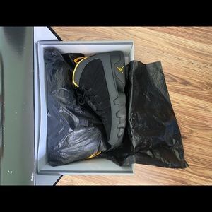 Nike Jordan’s / university gold